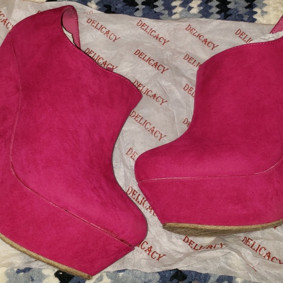 Like New! Shoes/Heels/Wedges. Worn once - Picture 2 of 2